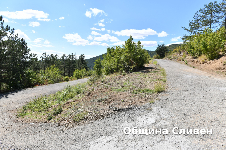 Община Сливен изпълни своевременни действия по осигуряване безпрепятствен достъп по пътя до местността Свети Георги. Почистването на пътното платно и премахване...